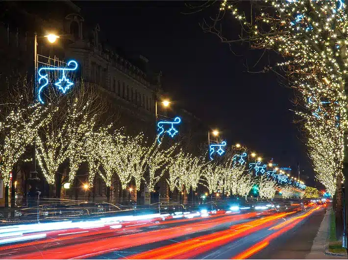 img-Holiday-Lights-With-The-Family